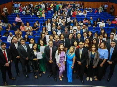 Foto da Notícia: Com discurso de defesa da ética e das prerrogativas, 76 novos advogados recebem certidão da OAB-MT para advogar