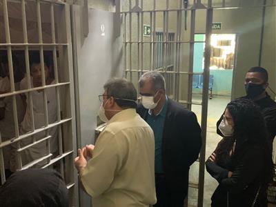 Foto da Notícia: OAB-MT visita PCE para verificar salubridade nas celas mediante calor extremo